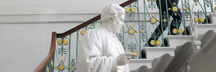 法拉第实验室雕像与博物馆场景，展现这位伟大实验物理学家工作环境的永恒记忆