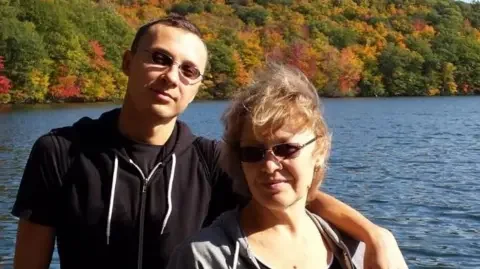 罗曼·穆萨别科夫和母亲