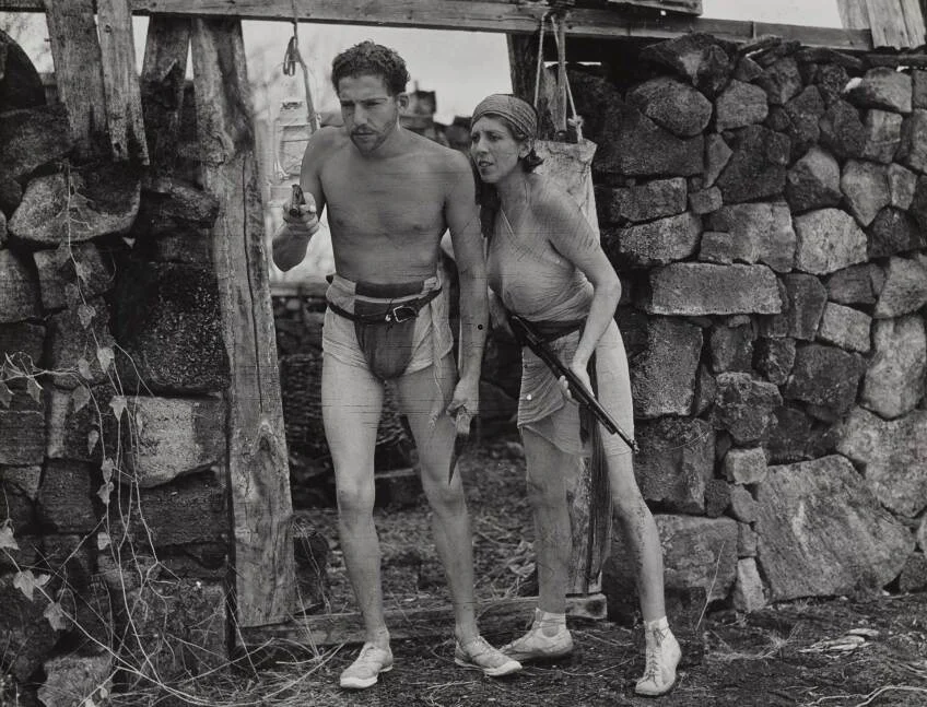 "女皇"Eloise Wagner和她的情人Philippson在1934年拍摄的电影《Floreana女皇》中的剧照