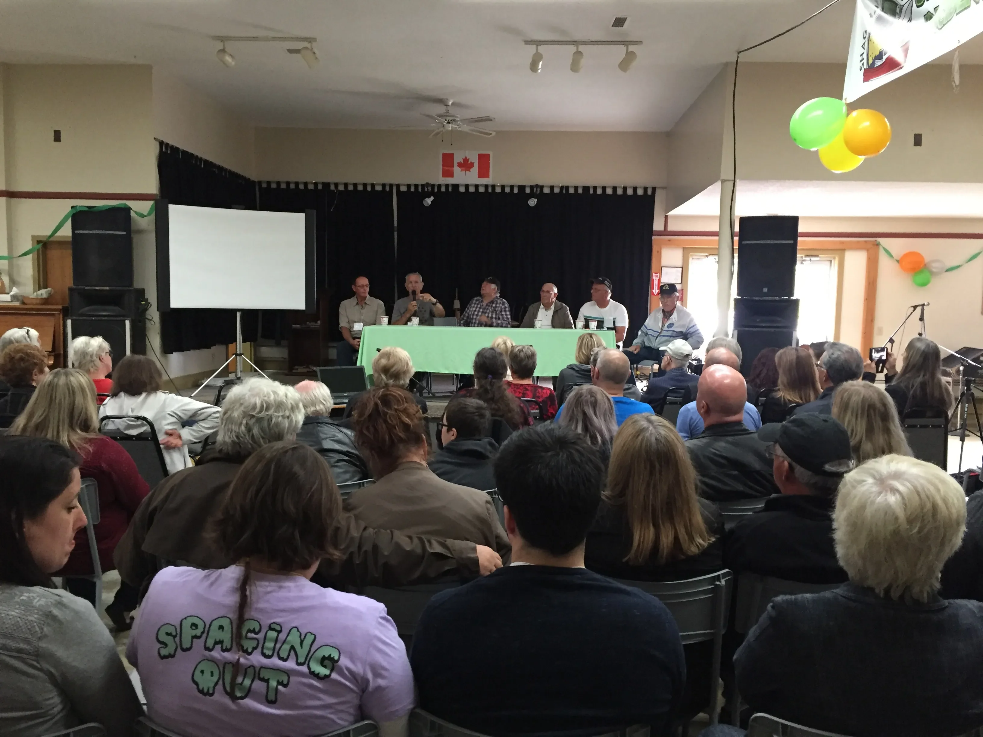 证人小组讨论现场