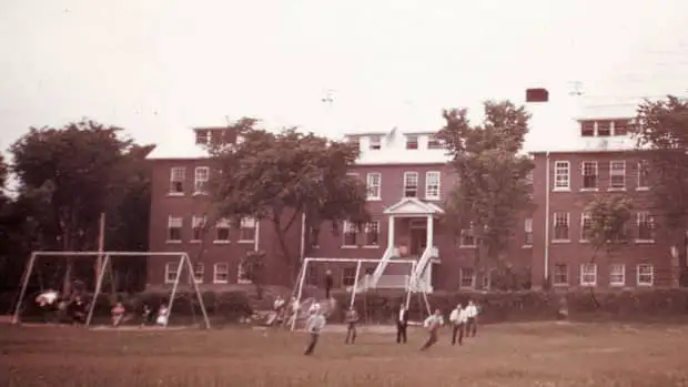 幸存者聚集在肯诺拉