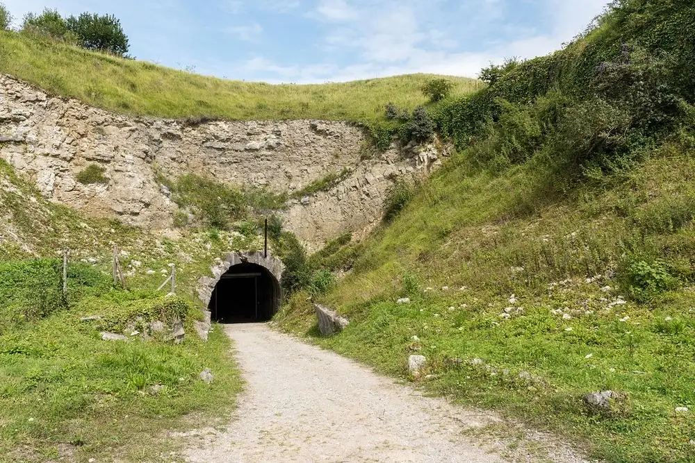 米莫耶耶克地下隧道入口