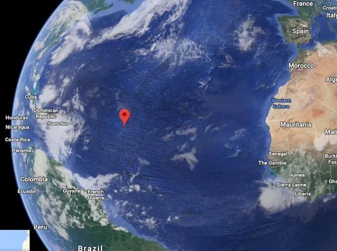 “安娜·迪·马约号"发现法斯托号的位置,这个位置在大西洋中部,距离加那利群岛数千公里