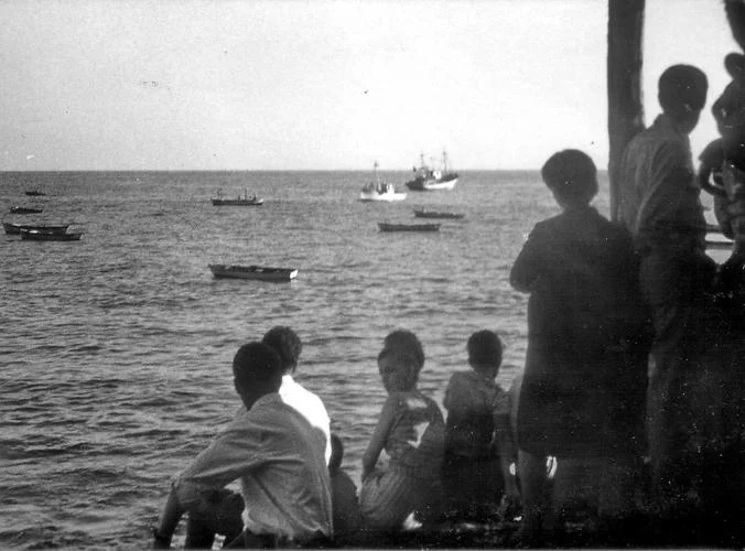 1968年7月25日傍晚,塔萨科尔特的居民在港口等待法斯托号的归来。这艘船再也没有出现。