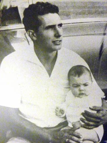 胡利奥·加西亚和他年幼的儿子,照片拍摄于他失踪前几年