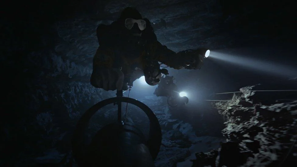 潜水员前往事故现场