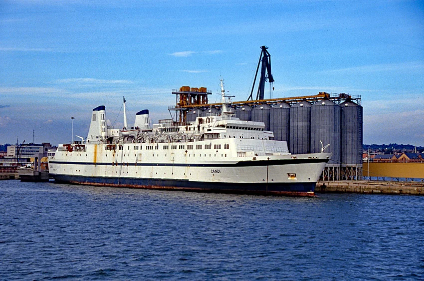 火灾后停泊在南安普顿的斯堪的纳维亚之星(已改名为坎迪号)