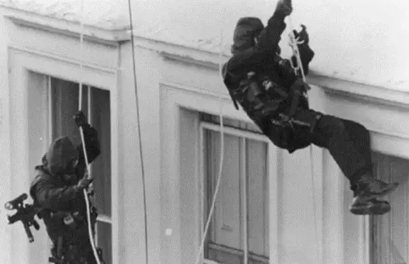 SAS速降进入使馆