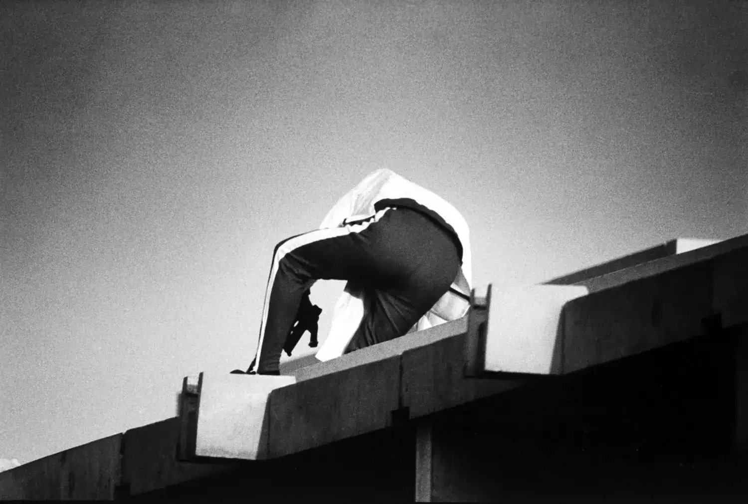 德国警察装扮成运动员在屋顶上