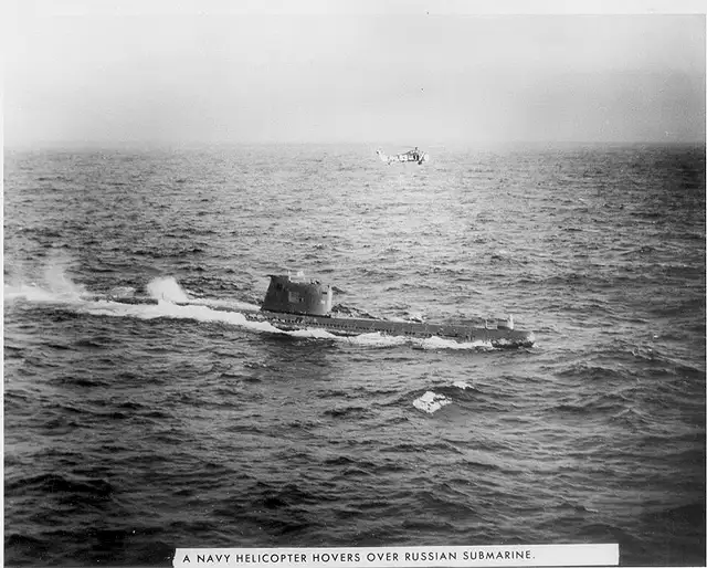 苏联潜艇B-59被迫浮出水面，美国海军直升机在上方盘旋