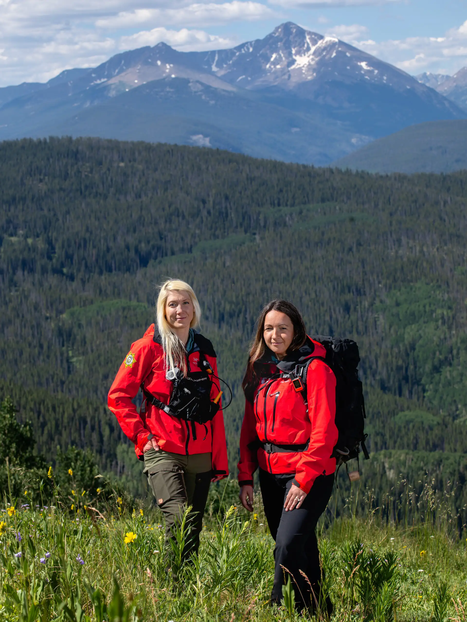 韦尔山救援队的女性搜索团队成员：艾米莉·布朗和埃里卡·杰曼