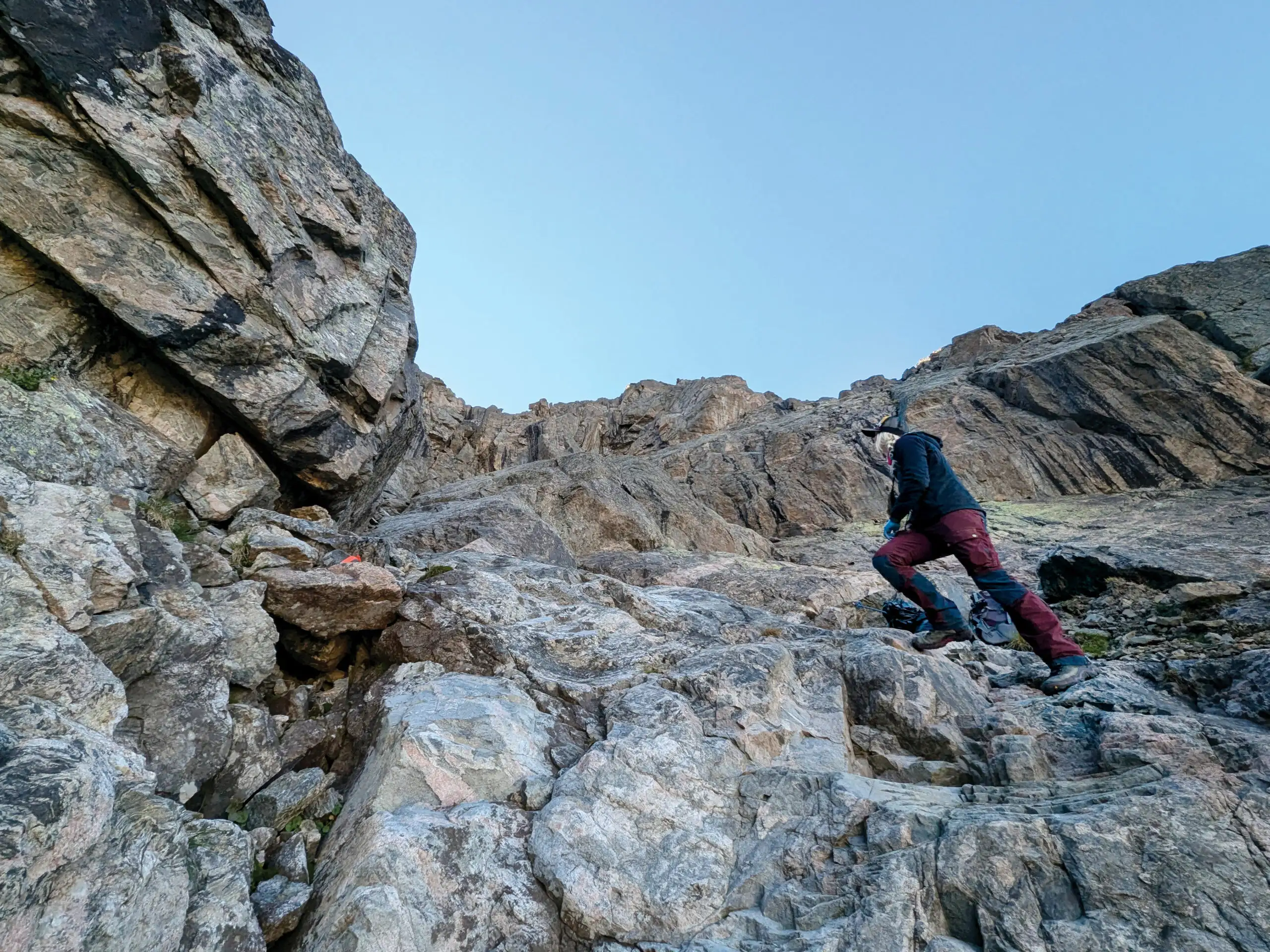 搜索团队在圣十字峰进行搜索任务