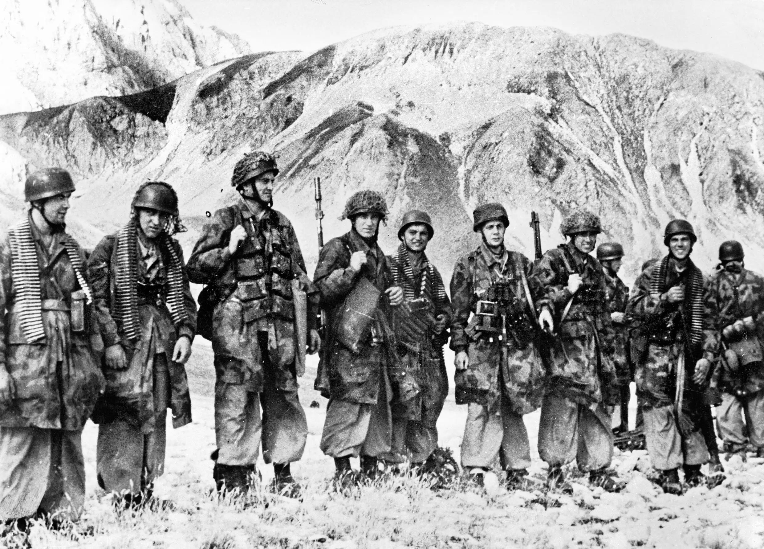 墨索里尼被德国伞兵和党卫军簇拥着离开酒店