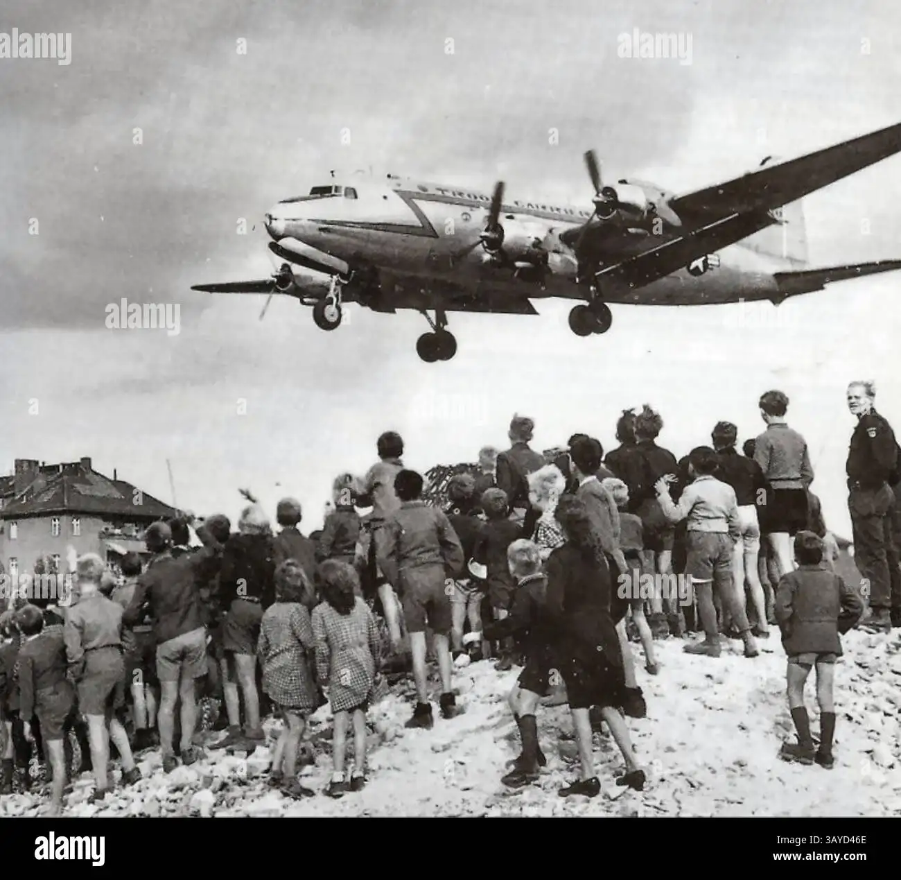 道格拉斯C-54"空中霸王"运输机抵达滕珀尔霍夫机场，1948年柏林空运期间。这种四引擎运输机成为空运的主力。