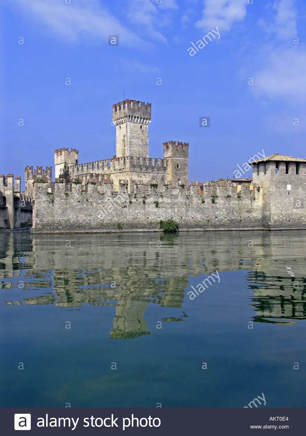 柏林空运期间，运输机在滕珀尔霍夫机场排队等待卸货。地勤人员以惊人的效率完成装卸工作。