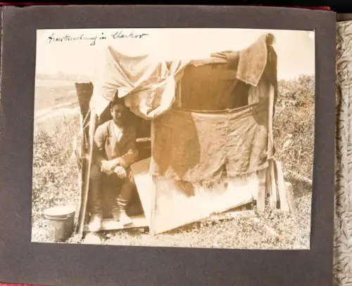 临时庇护所中的男子