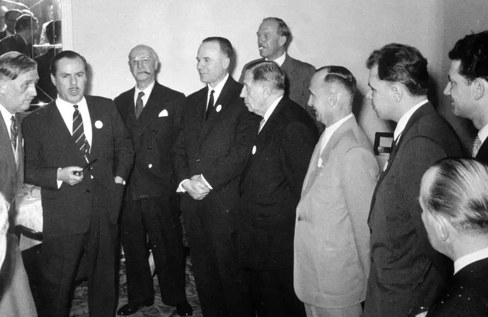 潘科夫斯基（左，叼烟斗者）与格雷维尔·温恩（中）的合影