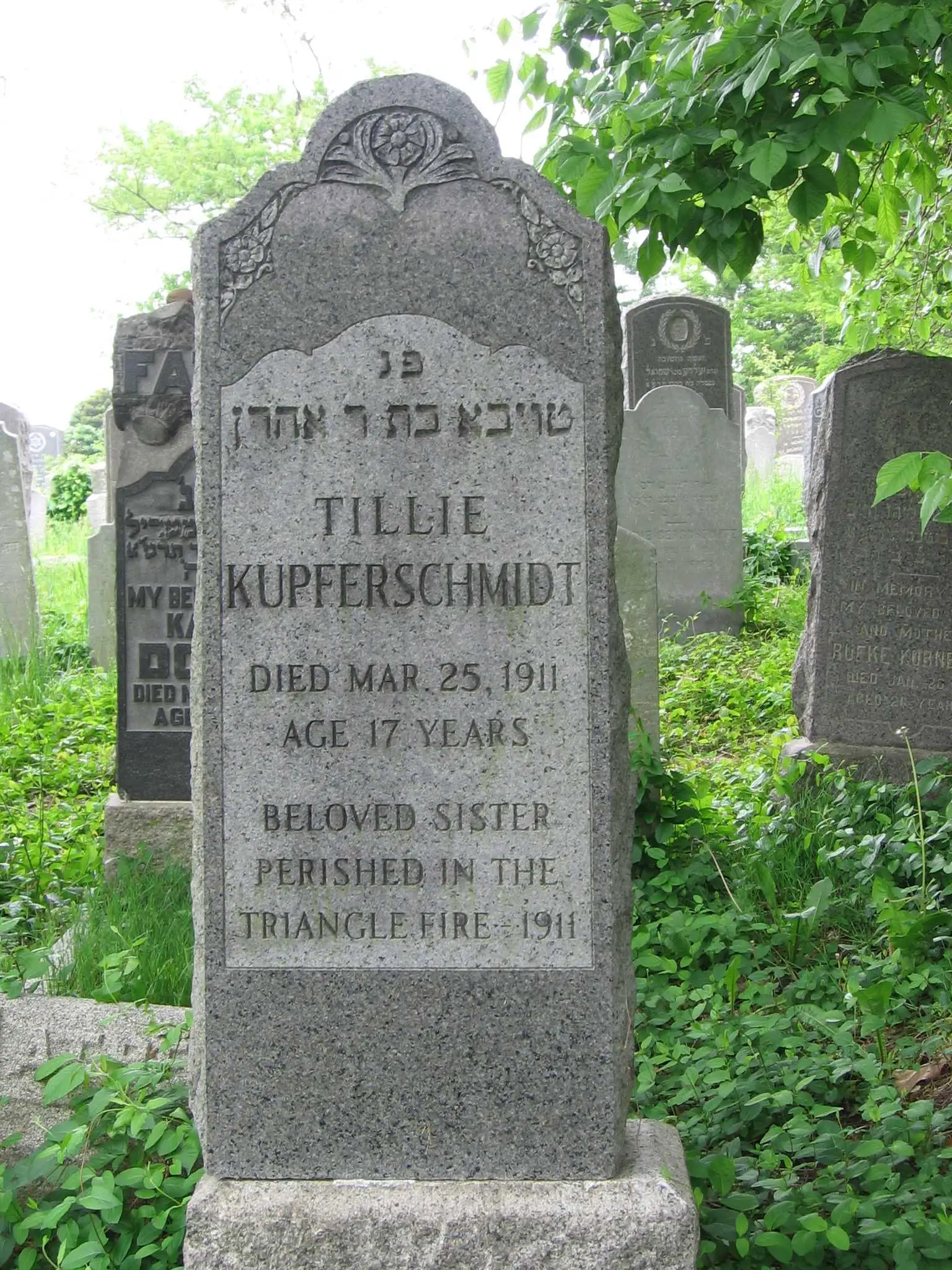 三角衬衫工厂火灾受害者的墓地。