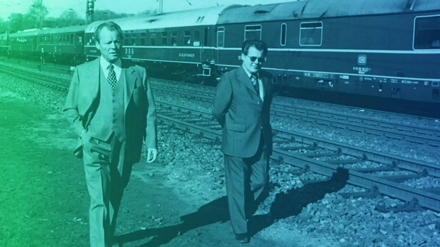 1974年纪尧姆案件爆发时的历史场景。勃兰特总理与他的间谍助理在一起的画面成为冷战间谍史上最具象征意义的影像之一。