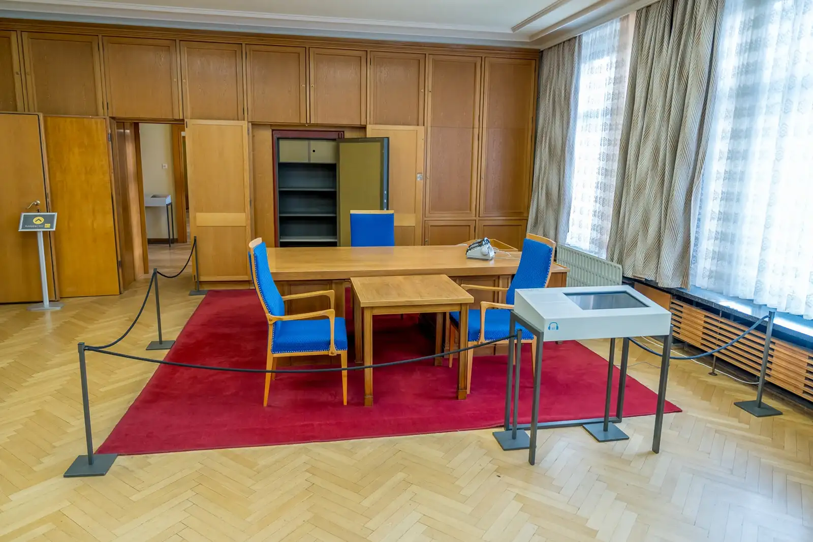 斯塔西总部内埃里希·米尔克的办公室。这位从1957年至1989年执掌斯塔西的无冕之王，在这里接见东欧集团的官员，做出影响数百万人命运的决定。