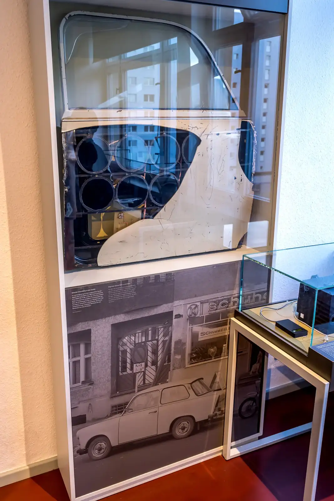 特拉比汽车车门内的红外闪光系统。斯塔西在东德国产汽车中安装了这一设备，配合红外胶卷可以在完全黑暗中拍摄目标，有效距离二十米。