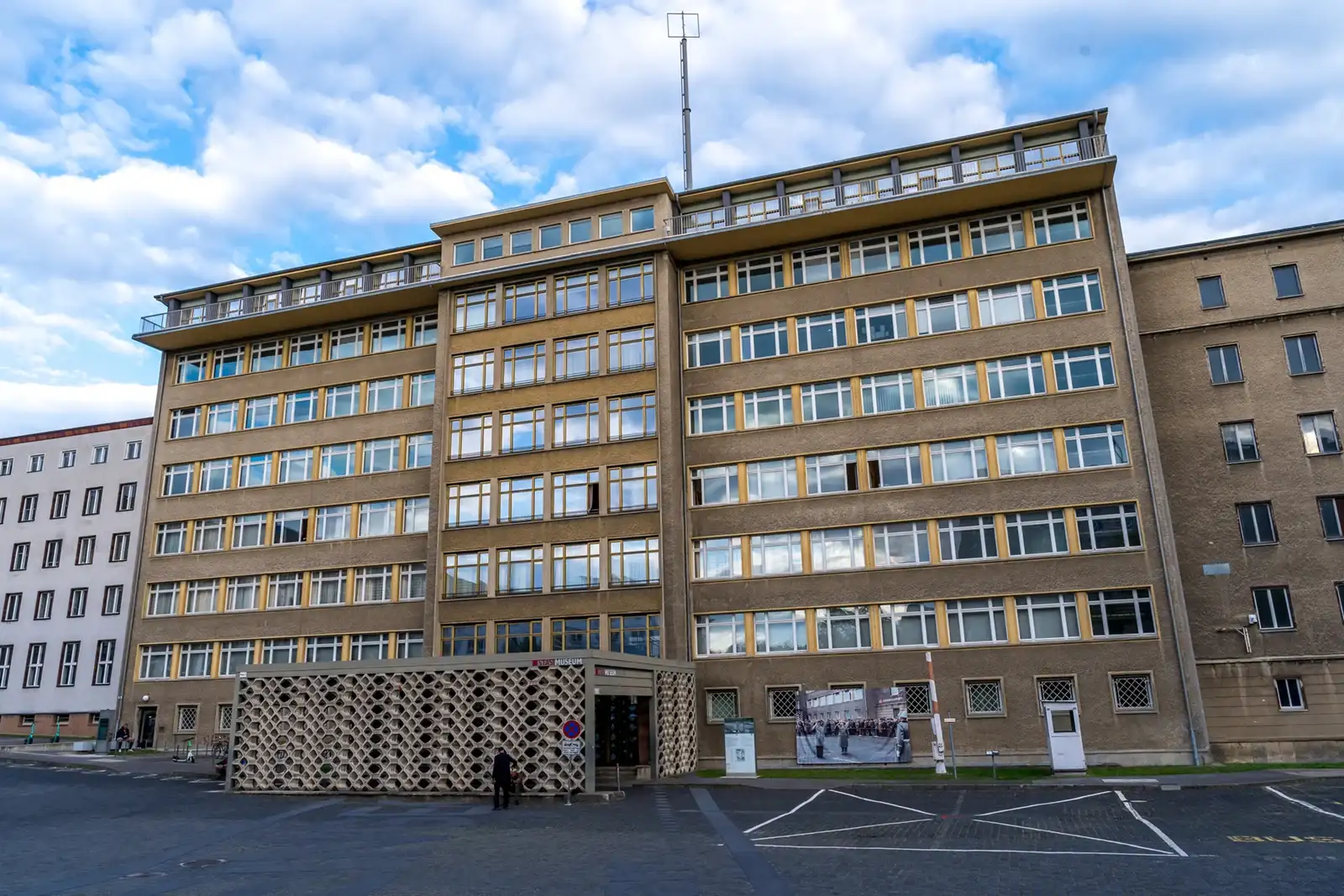 柏林利希滕贝格区诺曼宁大街，斯塔西总部大楼。这座庞大的建筑群曾容纳超过九万名雇员，监视着一千六百万东德公民。