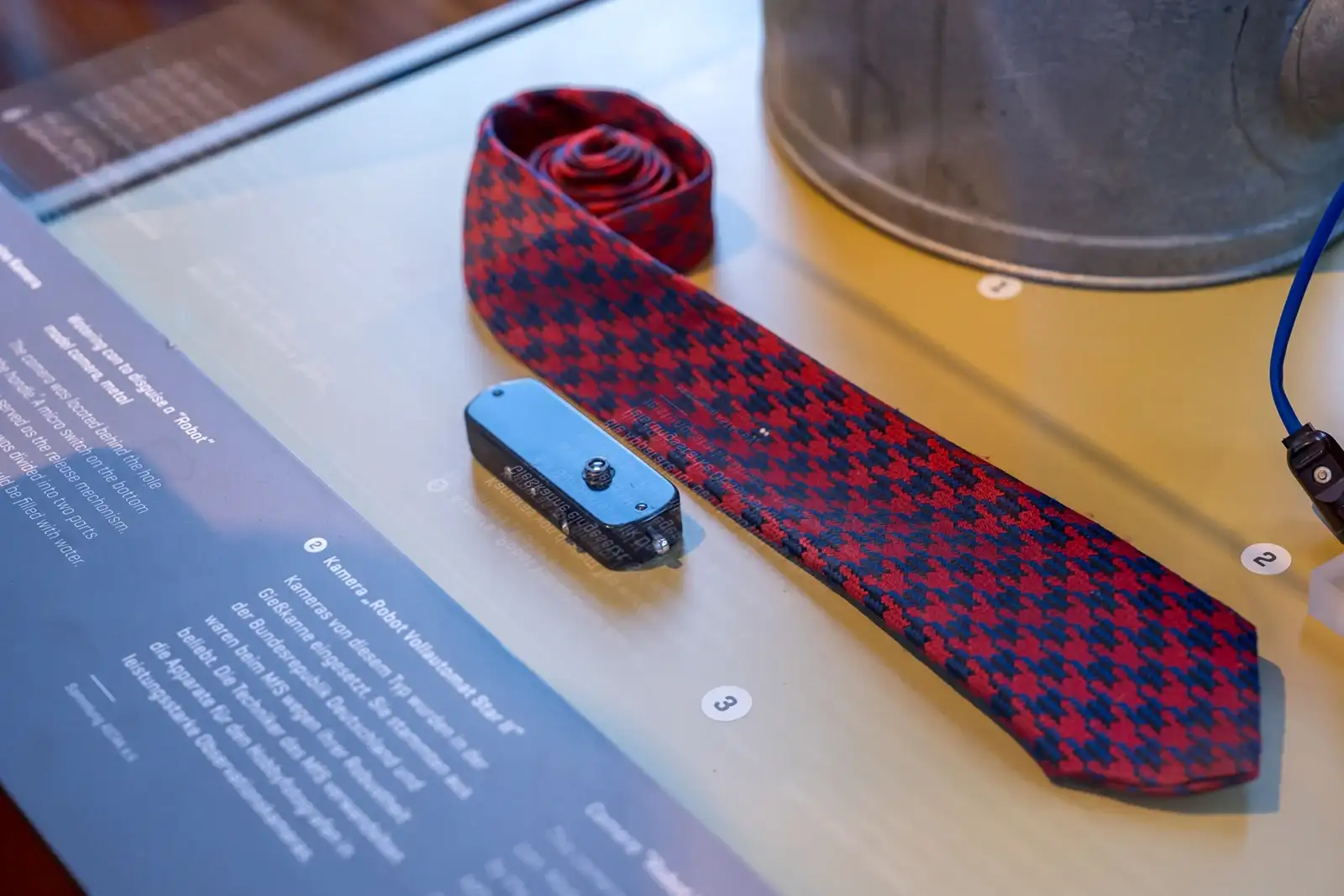 Totscka微型相机隐藏在领带后面。这种苏联制造的间谍相机是东德特工的标准装备，可以无声地拍摄近距离目标。