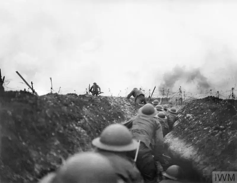 军官带领士兵冲出战壕，1917年3月