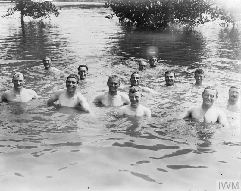 士兵在战壕中洗澡，阿夫吕伊森林，1916年8月