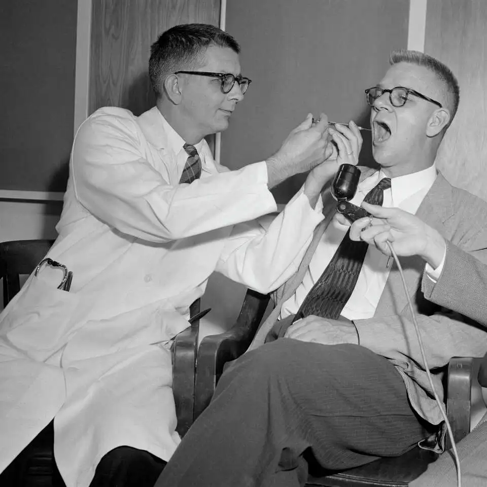 1955年，Dr. Harry L. Williams（左）正在向Dr. Carl Pfeiffer注射LSD，进行早期LSD研究
