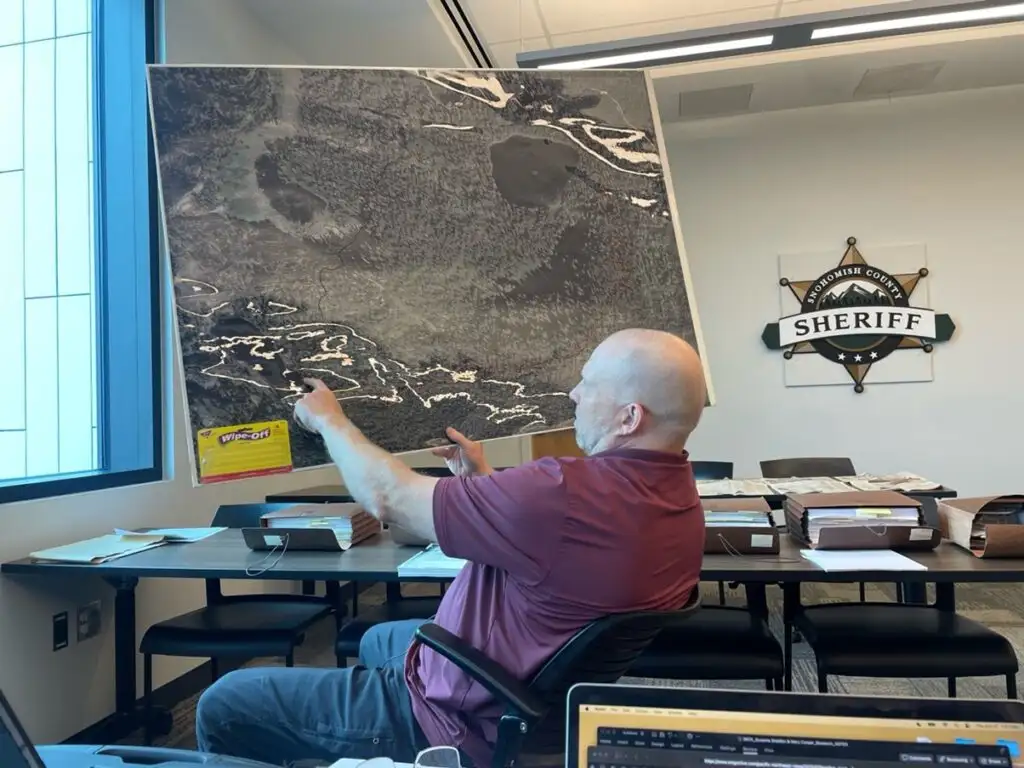 斯诺霍米什县侦探戴夫·比利厄展示犯罪现场地图