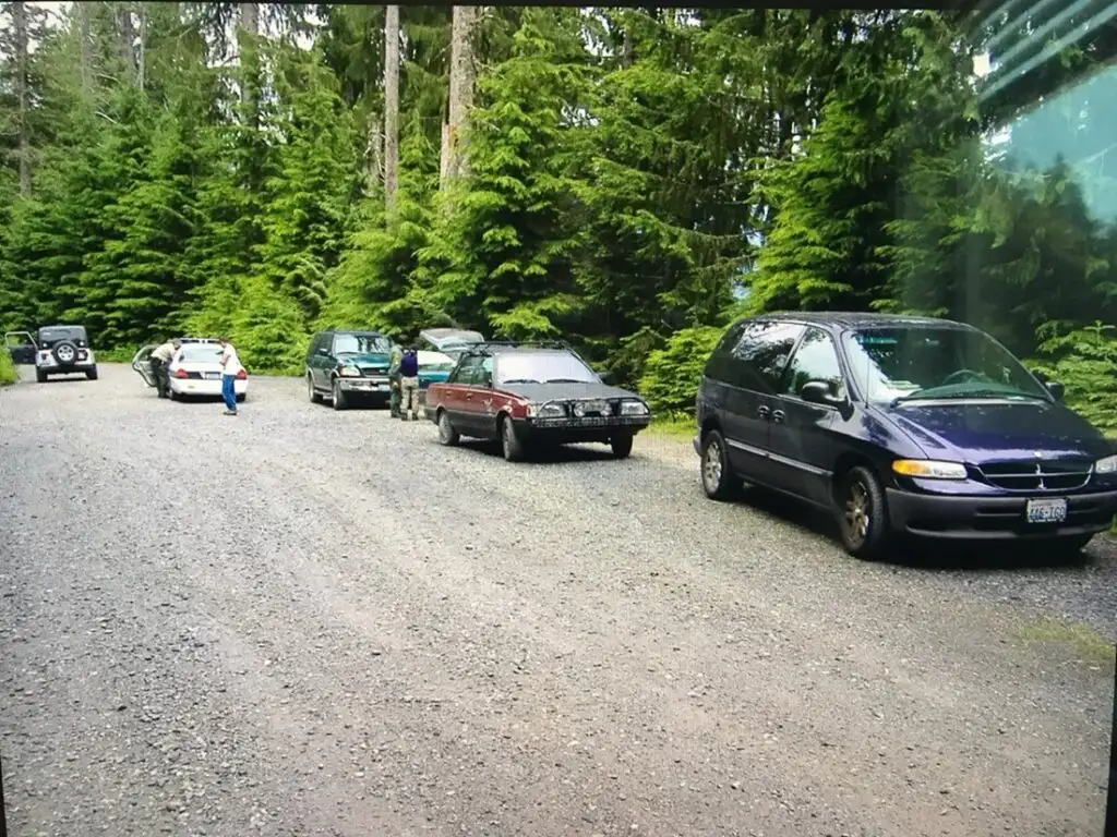 步道起点停车场，右侧为受害者的面包车