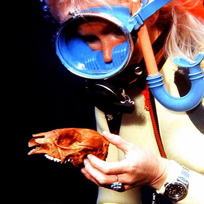 Valerie Taylor在Ewens Ponds举着一具已灭绝袋鼠物种的头骨，拍摄于1966年广告片期间