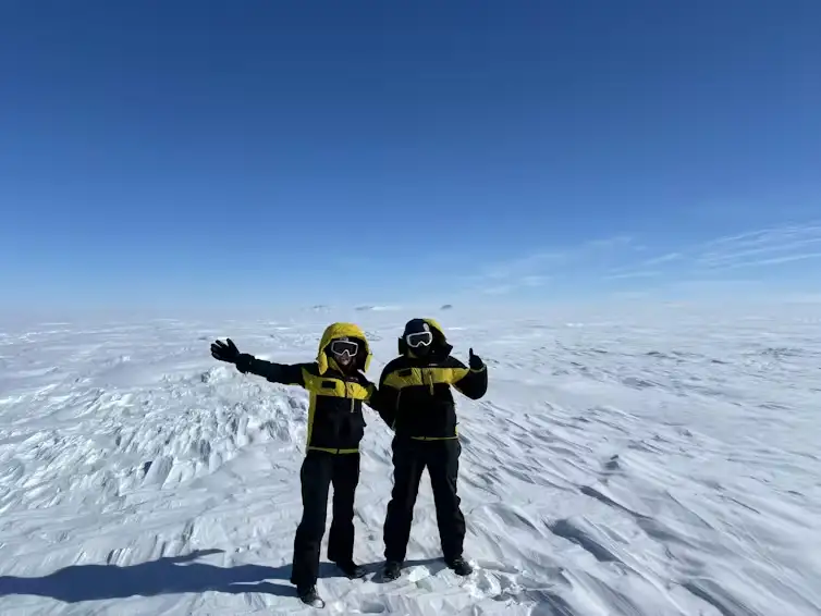 南极地质研究野外工作场景