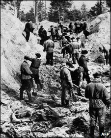 1943年卡廷森林挖掘现场，展示了从集体墓穴中挖掘出的波兰军官尸体