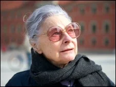 Jolanta Klimowicz-Osmanczyk，她的父亲在卡廷大屠杀中遇难，数十年来一直无法公开询问父亲的下落