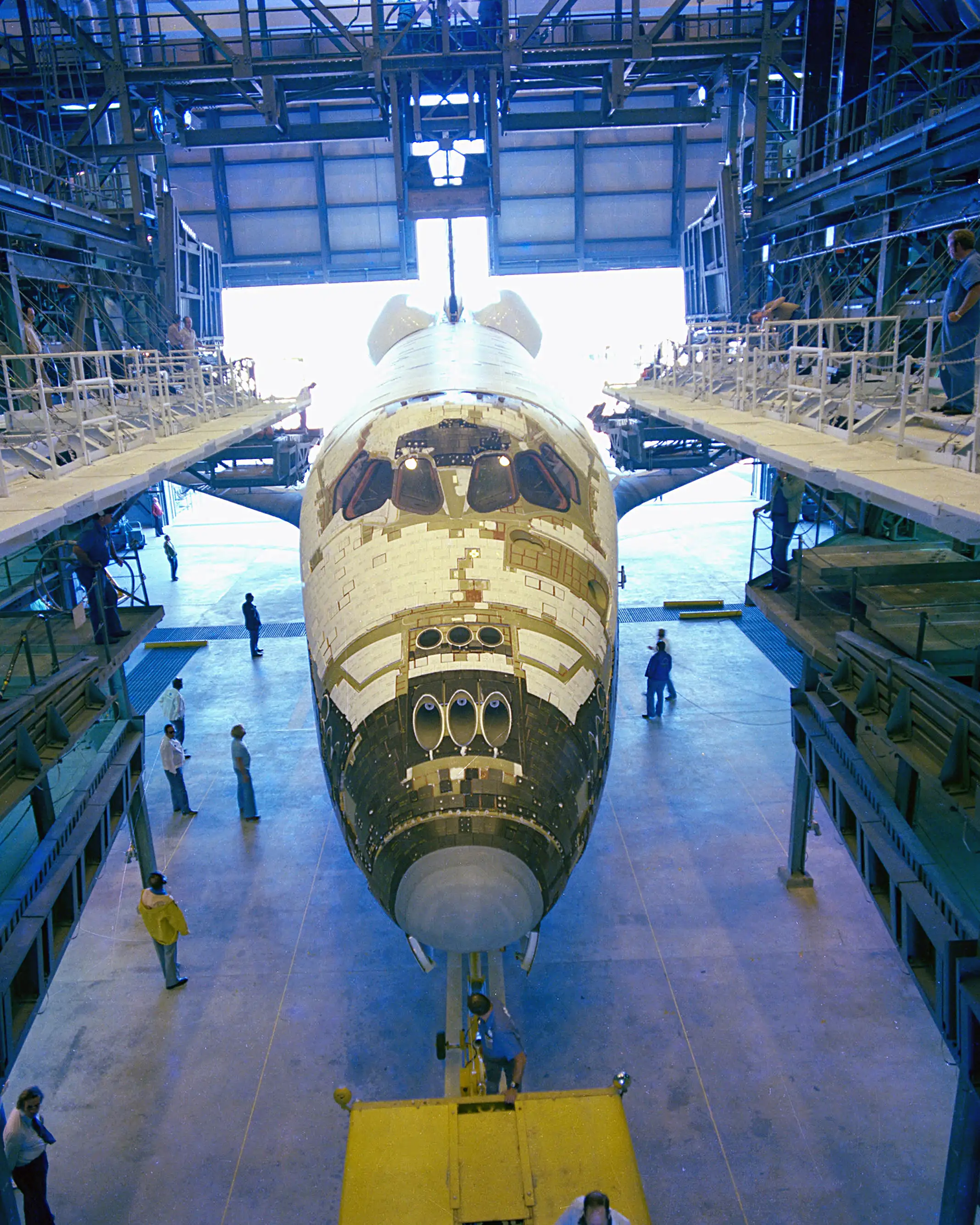 哥伦比亚号在轨道器处理设施中,大量隔热瓦缺失