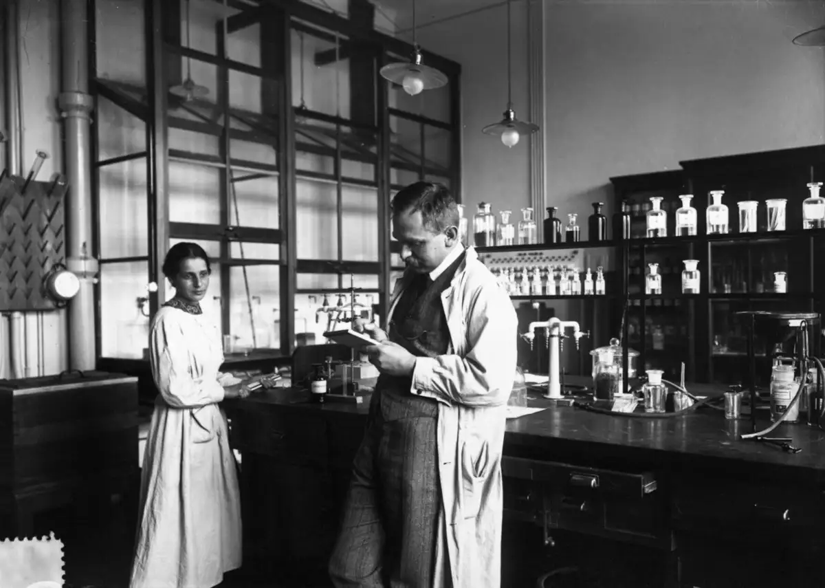 哈恩与迈特纳在实验室