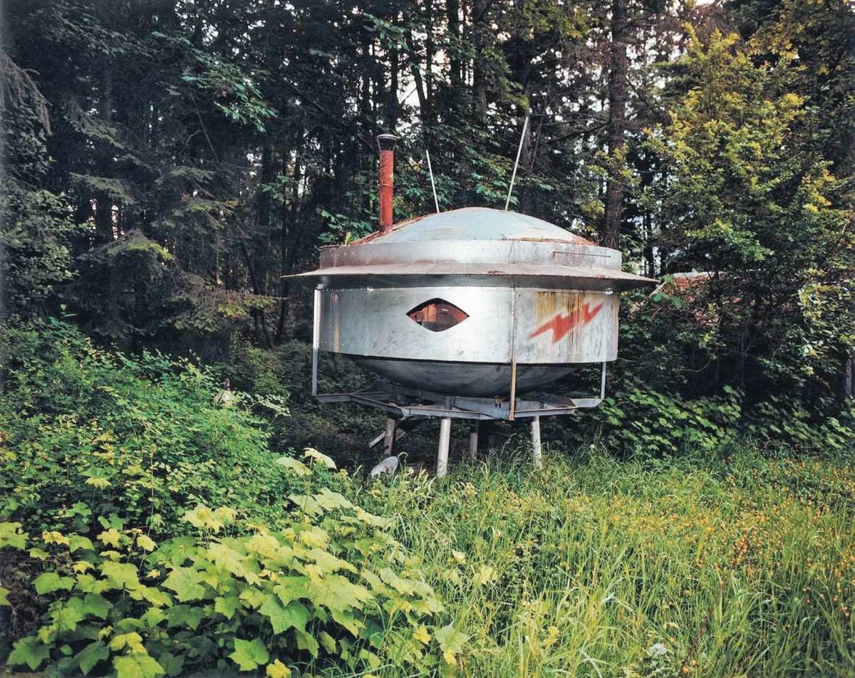 格兰杰·泰勒在后院建造的UFO飞船模型