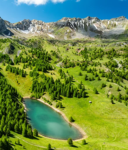 Morgon山环，海拔2324米的山峰俯瞰着Serre-Ponçon湖