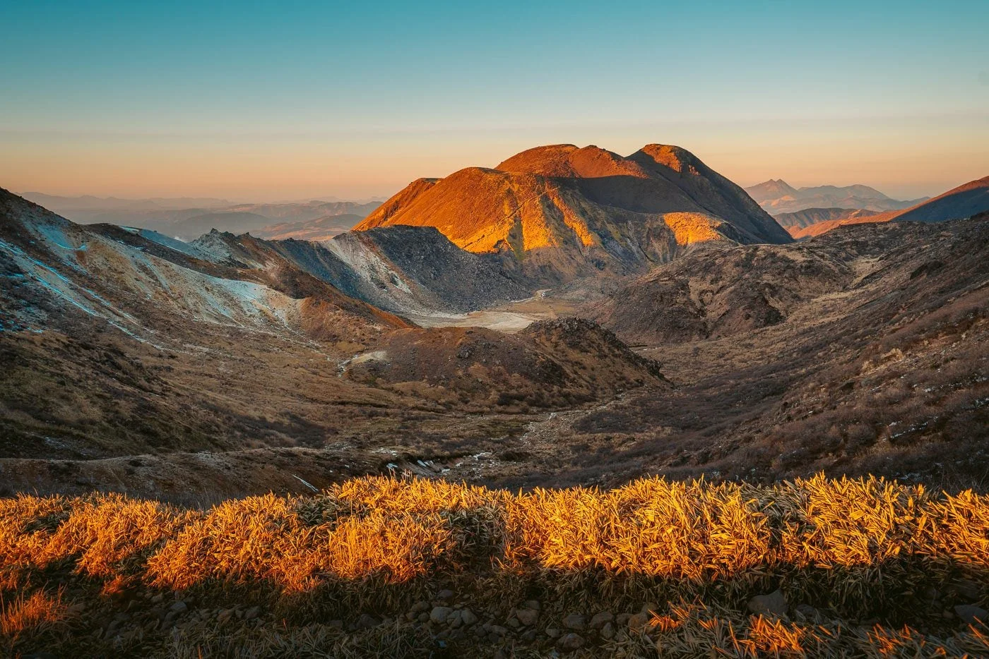 日落时分的山区