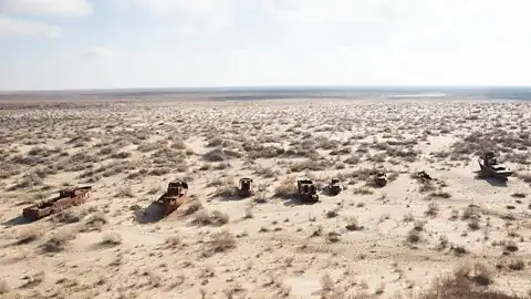 乌兹别克斯坦一侧的咸海已变成沙漠