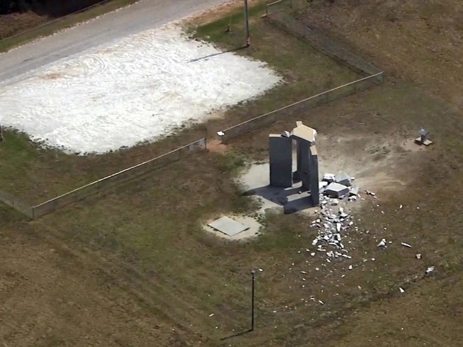 爆炸后的佐治亚巨石阵鸟瞰图,花岗岩碎片散落一地
