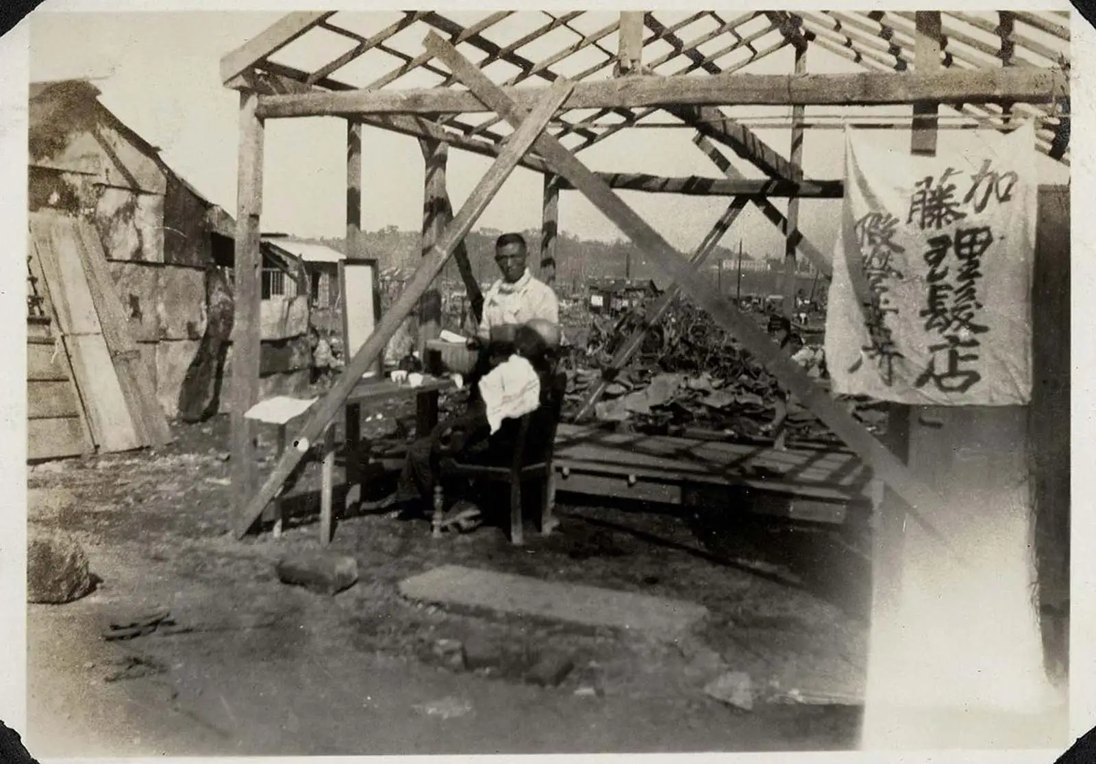 理发师在废墟中工作