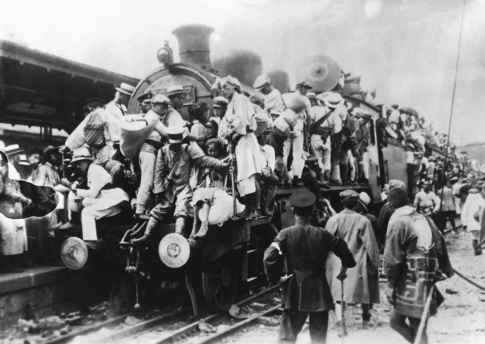 难民爬上火车逃离