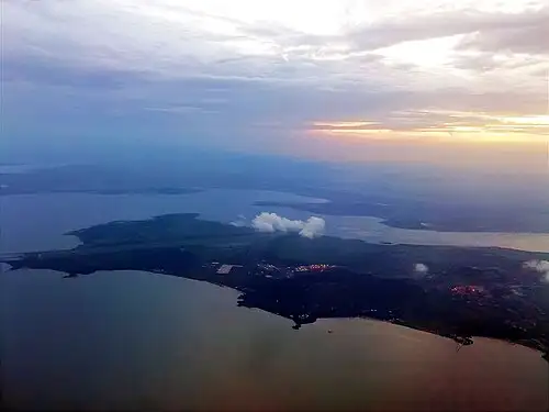 恩德培机场鸟瞰图，显示航站楼和跑道布局