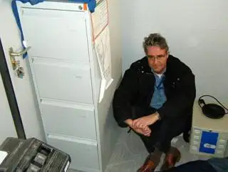 幸存者躲在文件柜后