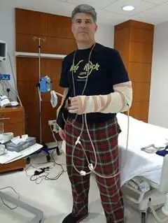 幸存者尼克·希奇展示受伤的手臂