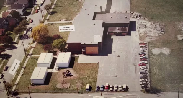 布兰查德小学及周边区域的航拍图,显示游乐场和运动场的位置