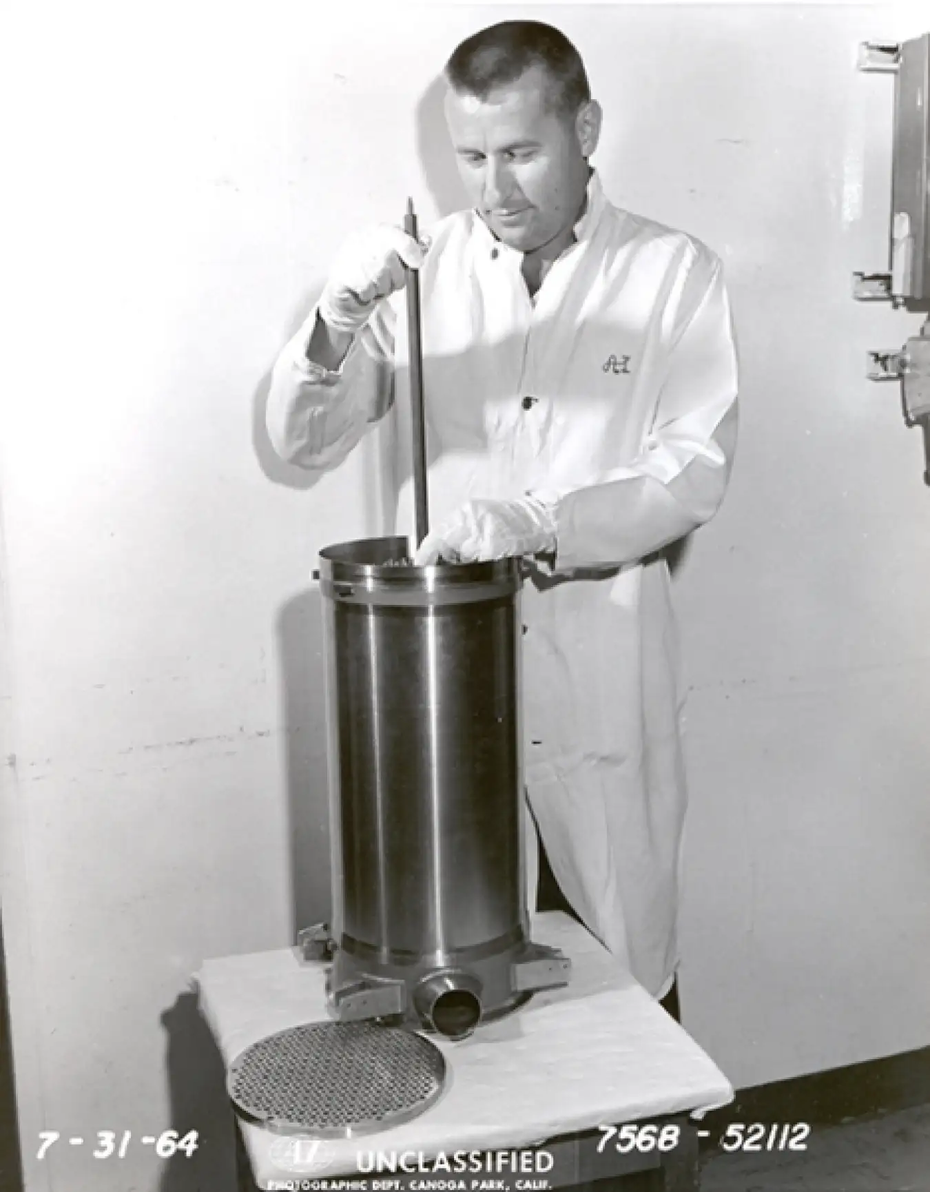 SNAP-8DR反应堆核心组装过程,工程师正在将燃料棒插入反应堆压力容器